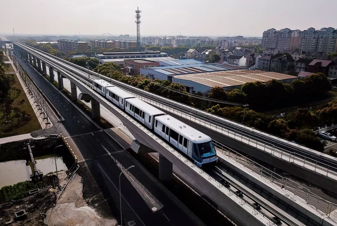 國內(nèi)首條無人駕駛膠輪路軌開通，沒有駕駛室，可以站在車頭看風(fēng)景！