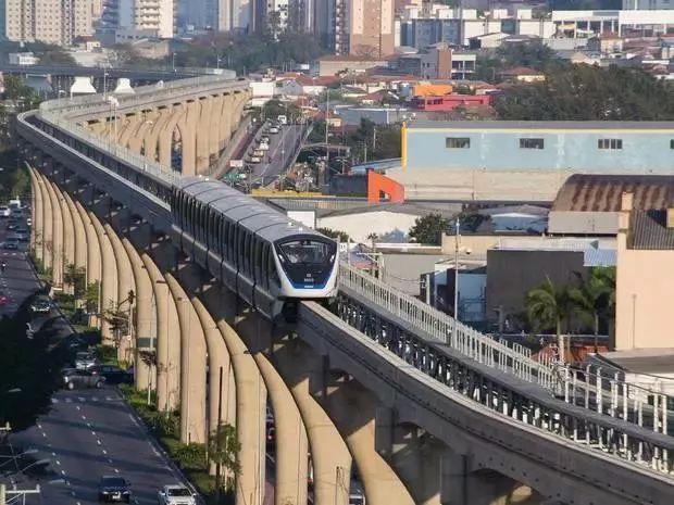 國內(nèi)首條無人駕駛膠輪路軌開通，沒有駕駛室，可以站在車頭看風(fēng)景！